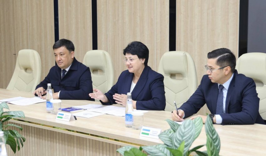 
Emin Əmrullayev özbəkistanlı həmkarı ilə görüşüb