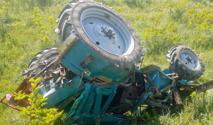 Ağdamda pambıq yüklü traktor aşıb, xəsarət alan var