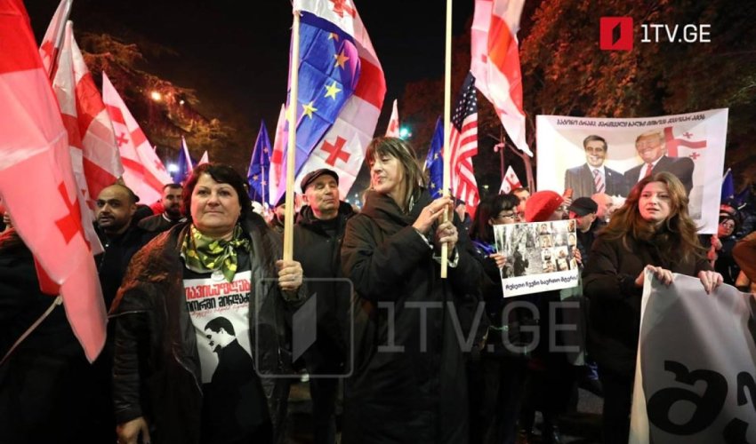 Тысячи людей с флагами ЕС вышли на улицы Тбилиси