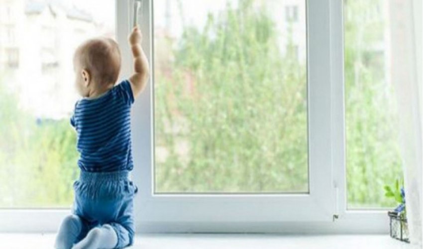 В Баку госпитализирован малолетний ребенок, выпавший из окна дома