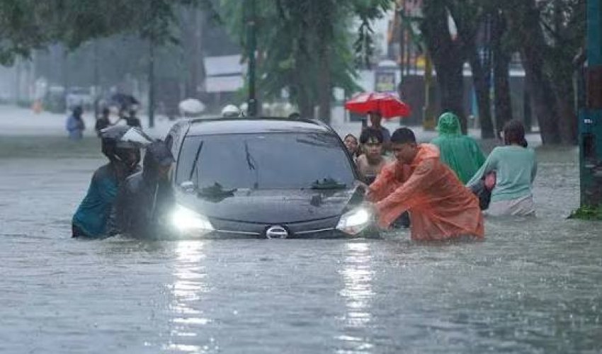 Число жертв наводнения в Индонезии превысило 440