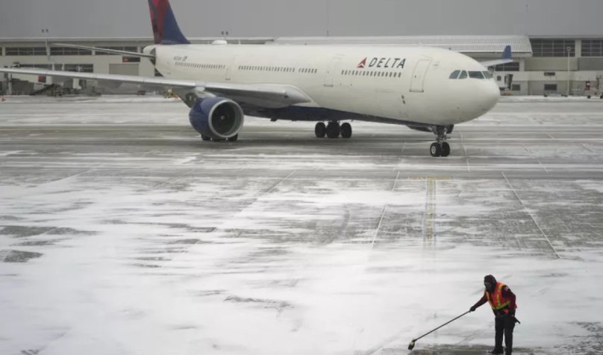 Snowstorm in the U.S. cancels hundreds of flights, delays thousands