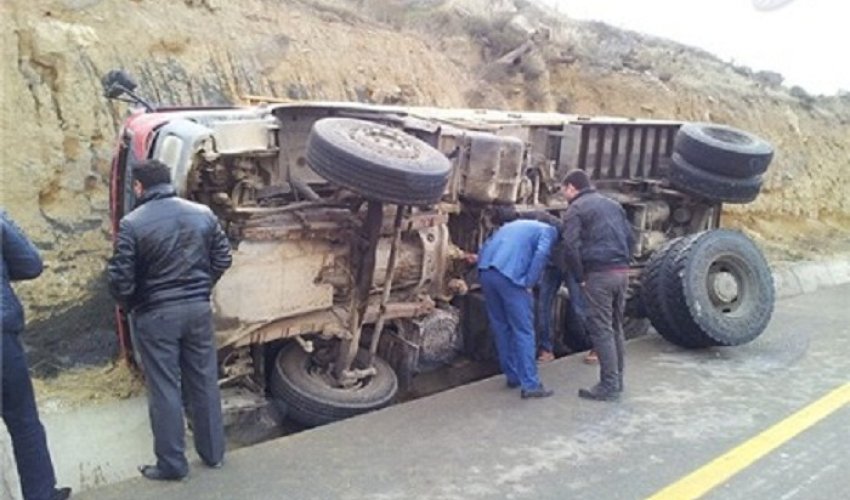 
Kəlbəcərdə sementlə dolu maşın aşıb, xəsarət alan var