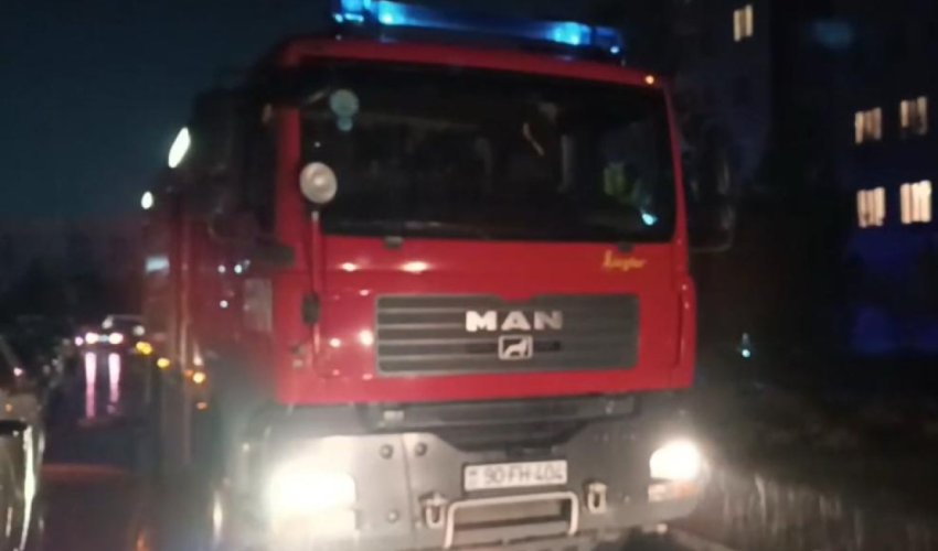 В Баку пожар в жилом доме унес жизни четырёх человек