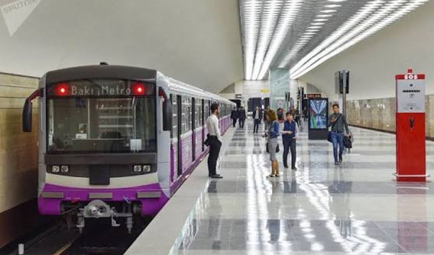 Metronun "28 may" stansiyasında qatarda problem yaranıb