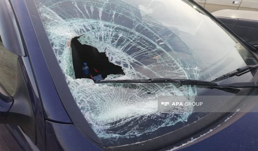 Gəncədə avtomobil divara çırpılıb, 2 nəfər xəsarət alıb