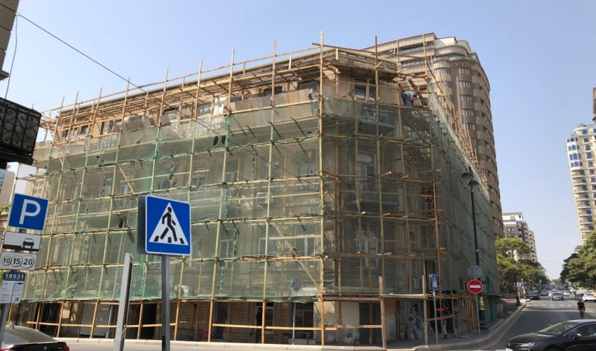 Горе-строители изуродовали исторический памятник и залили жильцов