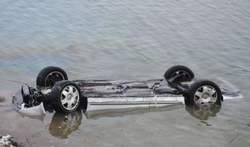 Biləsuvarda maşın kanala aşıb, 5 nəfər ölüb