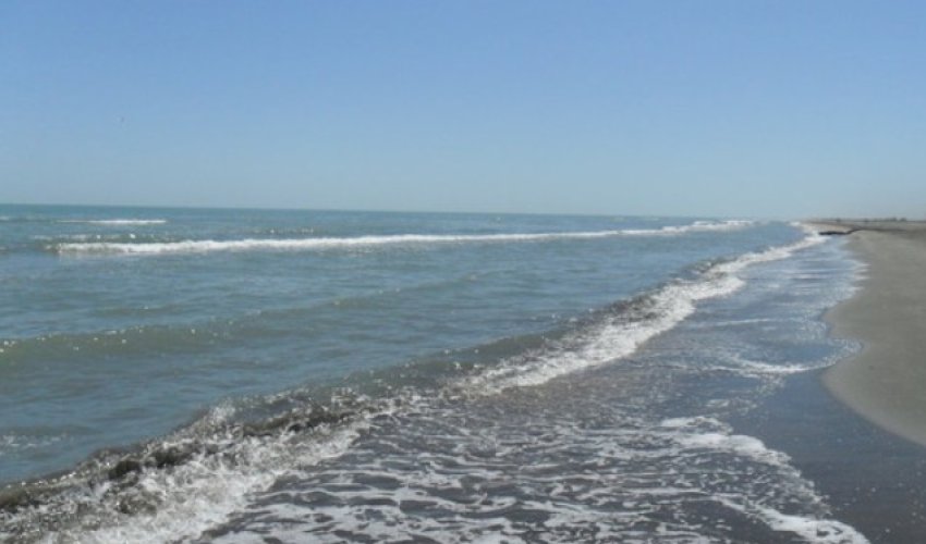 Xəzər dənizindən qanunsuz qum-çınqıl daşıyan şəxslər saxlanılıb