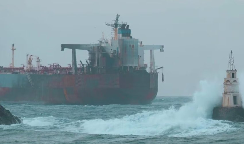 Болгария сняла часть экипажа с поврежденного украинским дроном танкера