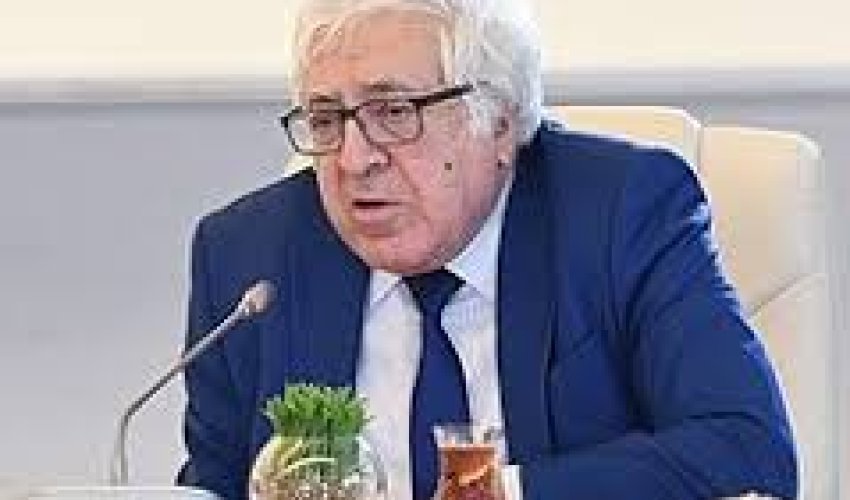 Zərdabinin heykəli restoranın qapıçısı kimi görünür - Yazıçı Anardan təklif