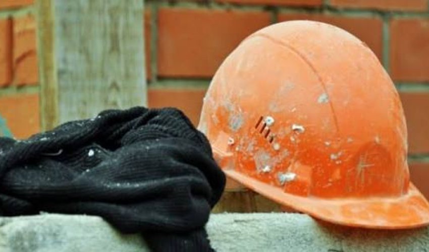 
Bakıda usta tikintidən yıxılaraq ölüb