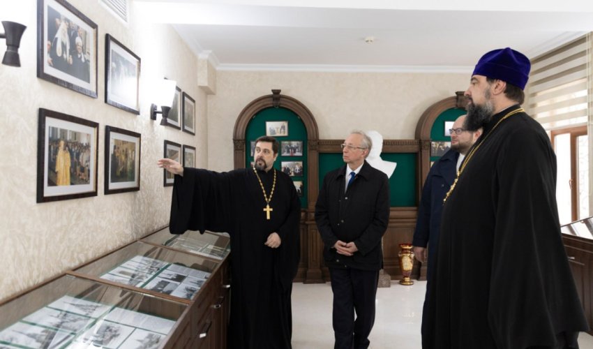 Заместитель Лаврова в кафедральном соборе в Баку