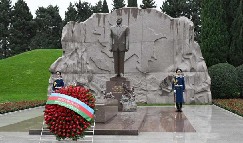 Prezident və ailəsi Heydər Əliyevin məzarını ziyarət edib