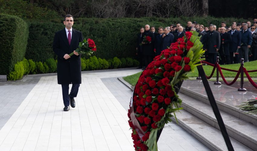 Azərsun Holdinq”in rəhbər heyəti Ulu Öndərin məzarını ziyarət edib