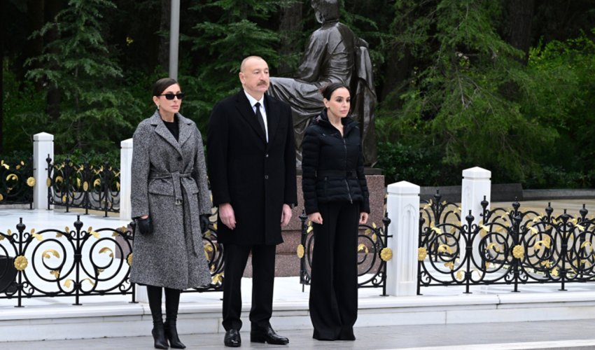 Prezident və ailəsi Heydər Əliyevin məzarını ziyarət edib
