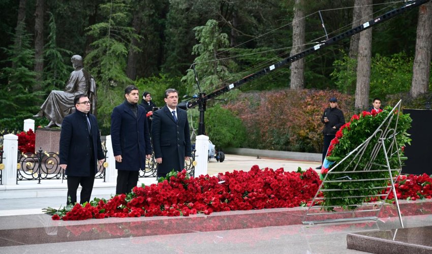 MEDİA Heydər Əliyevin məzarını ziyarət edib