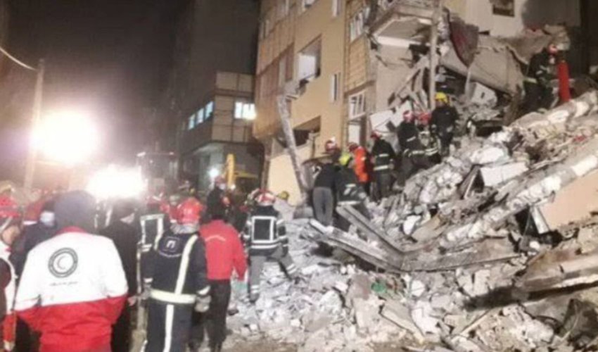 В Тегеране обрушилось жилое здание, под завалами остаются люди