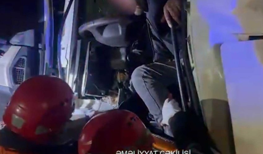 Bakıdakı qəzada yük avtomobilinin sürücüsü xilas edilib &ndash; FHN