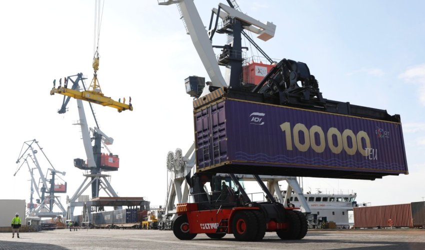 Бакинский порт увеличил перевалку контейнеров до рекордных 100 тыс. TEU