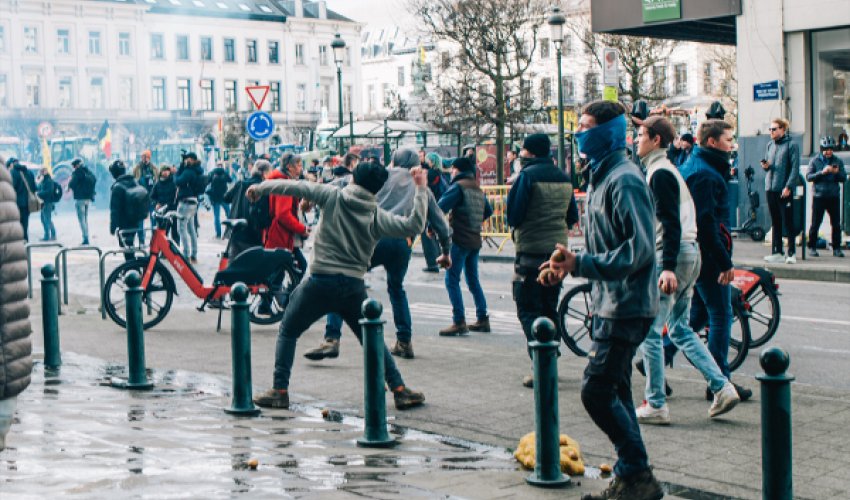 Фермерский бунт в Брюсселе: тракторы рвутся к Еврокварталу