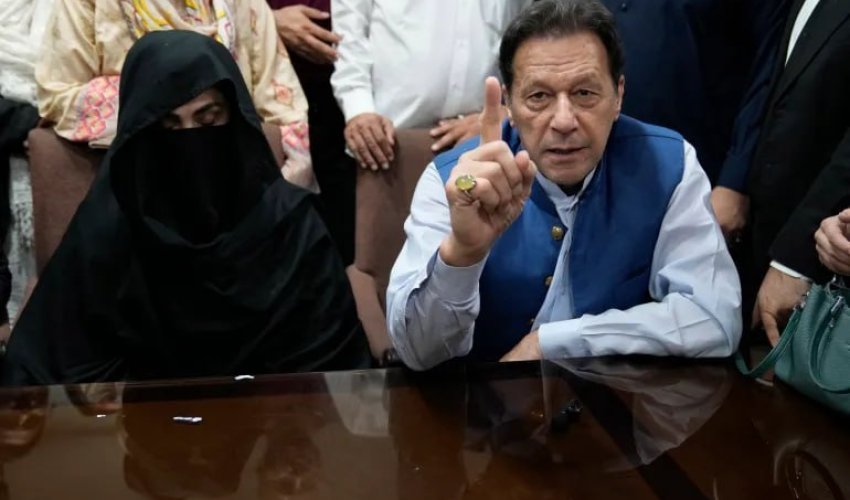 Экс-премьер Пакистана Имран Хан и его жена приговорены к 17 годам