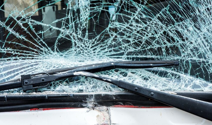 Смертельное ДТП на севере Азербайджана: микроавтобус врезался в дерево