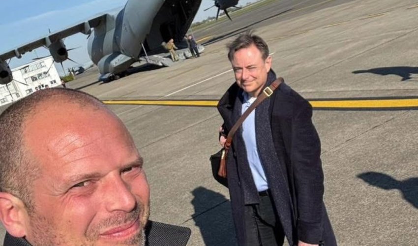 Премьер с министром обороны отправились в Украину