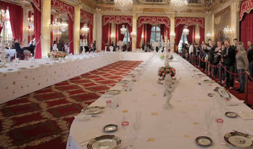 Makronun sarayından 40 min avro dəyərində süfrə ləvazimatları oğurlanıb