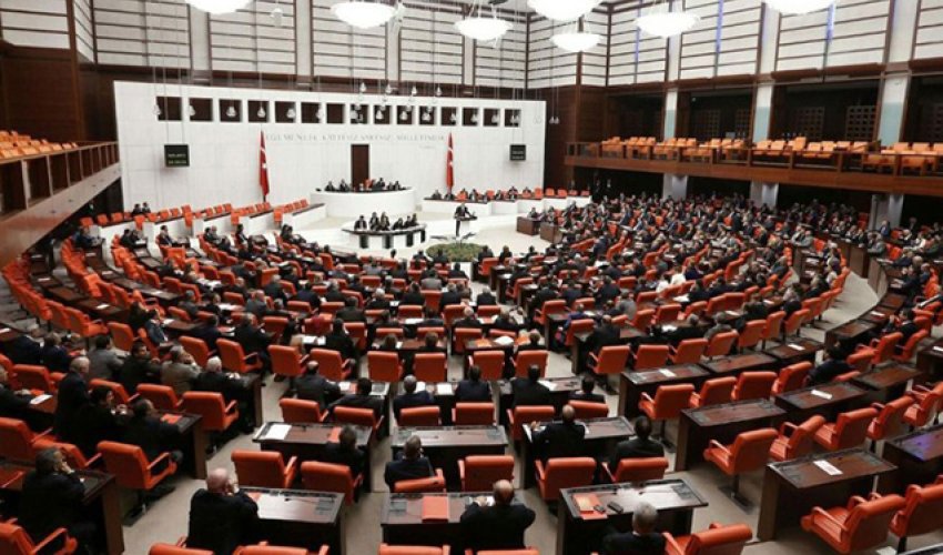 Türkiyə parlamentində deputatlar əlbəyaxa dava edib - Video