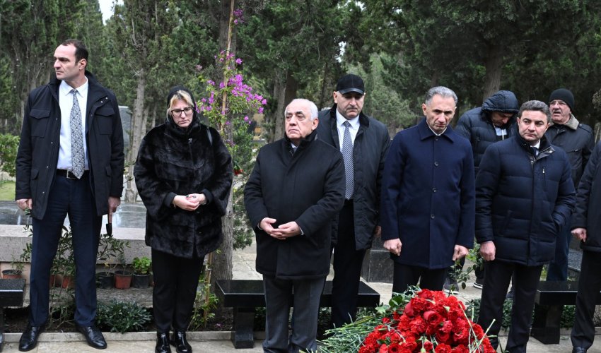 Али Асадов почтил память погибших членов экипажа самолета AZAL