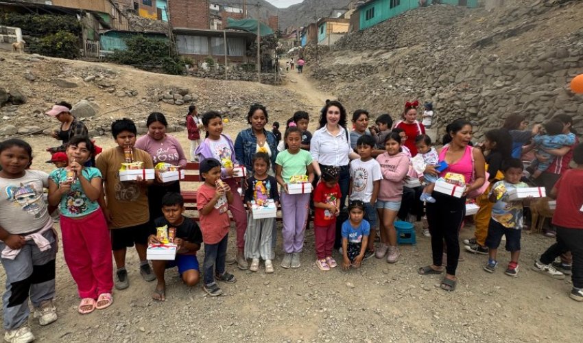 Azərbaycan səfirliyi Peruda aztəminatlı ailələrin uşaqlarına bayram hədiyyələri verib