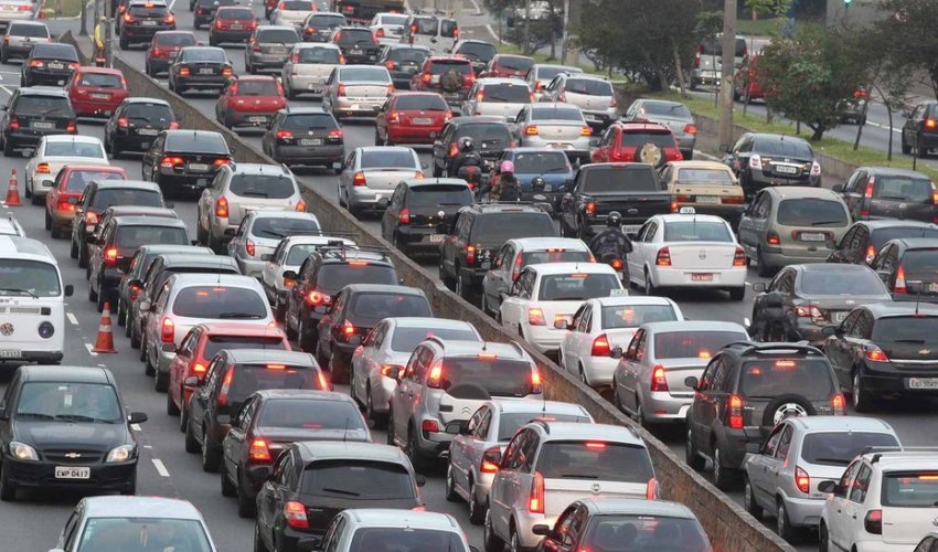 Deputat təklif edir ki, tıxaca görə bəzi işçilər işdən bir saat tex çıxmalıdır