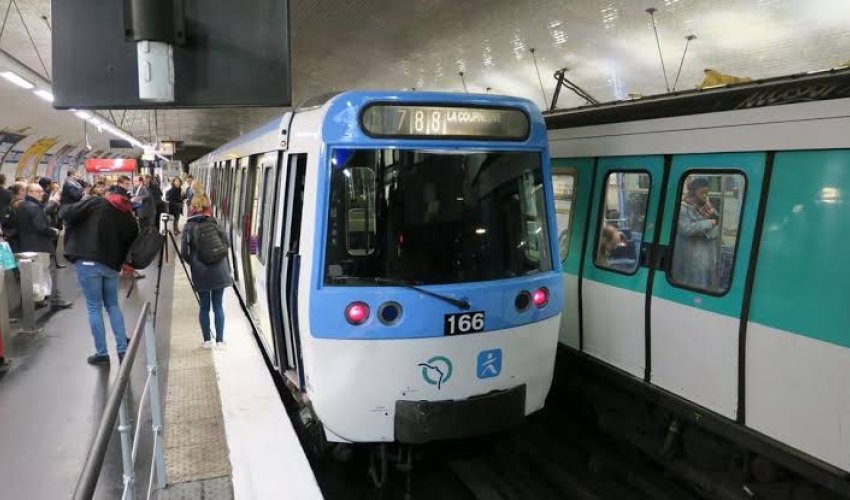 Naməlum şəxs Paris metrosunda qadınlara bıçaqla hücum edib