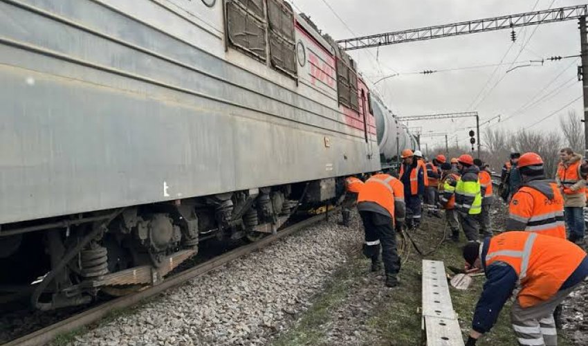 В Ростовской области РФ грузовой поезд сошел с рельсов