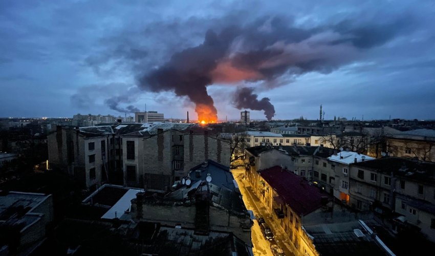 При обстреле Одессы войсками РФ ранены четыре человека, горят дома и автомобили