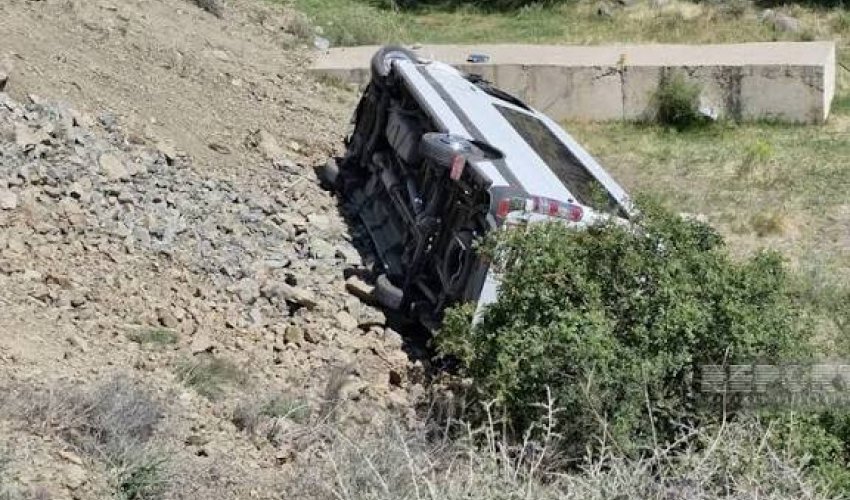 Lerikdə mikroavtobus dərəyə aşıb, yaralılar var