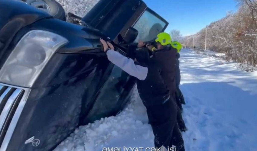 İsmayıllıda buz bağlayan yolda avtomobil aşıb - Video