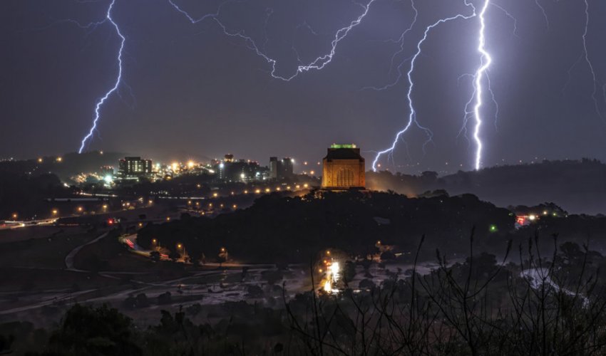 В ЮАР от удара молнии погибли два человека и еще около 150 пострадали