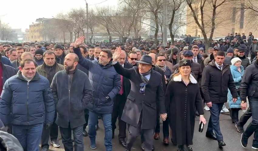 Пашинян возглавил шествие в Ереване после рождественской литургии