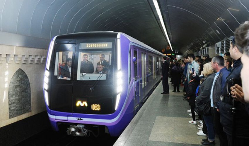 Bakı metrosunda qatar yoluna düşən sərnişin ölüb - <span style=