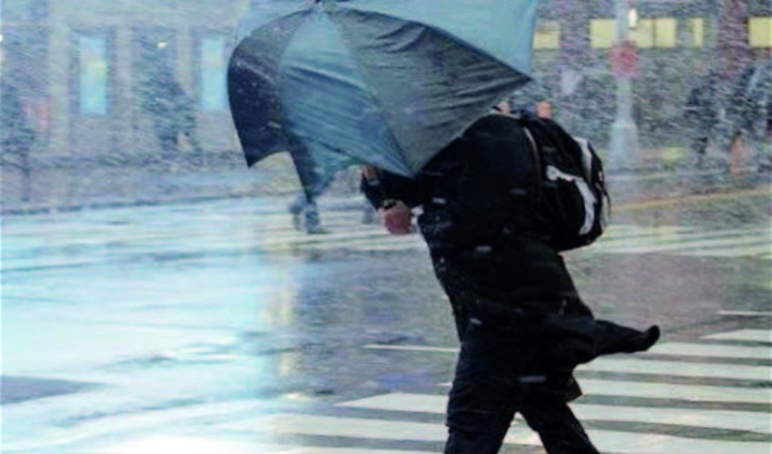 Синоптики предупреждают: сильный ветер, снег и гололед