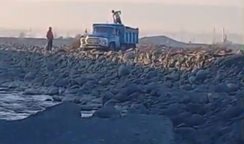 Привлечены к ответственности лица, незаконно перевозившие песок и гравий из реки в Балакяне