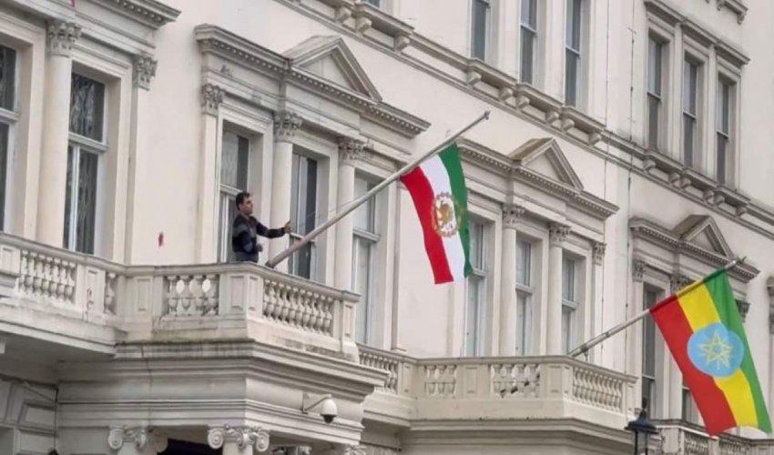 Londonda etirazçılar İran səfirliyinin binası üzərindəki bayrağı dəyişdiriblər - Video