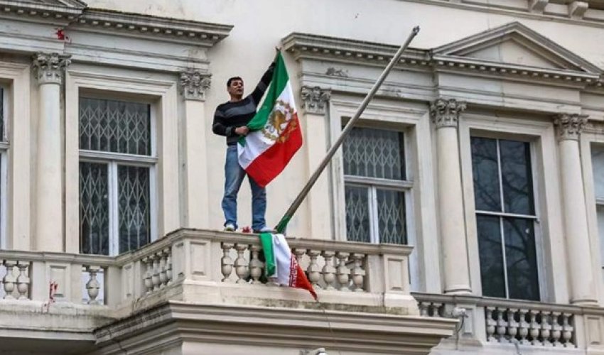 İranın Milandakı konsulluğunun lövhəsi sökülüb