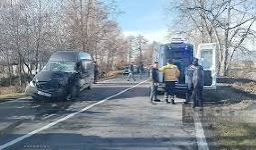 Oğuzda yük və minik avtomobilləri toqquşub, xəsarət alanlar var