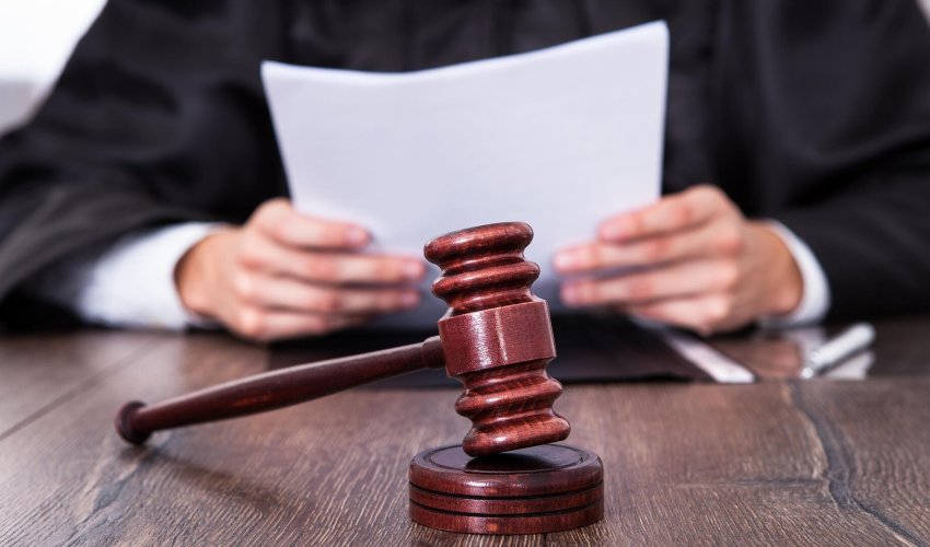 Məktəbli bacı-qardaşı öldürən şəxs 10 il müddətinə həbs edilib
