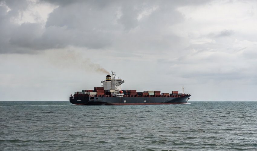 Иранский сухогруз терпит бедствие на Каспии