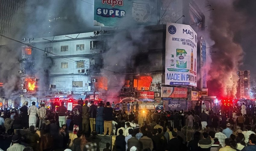 В Пакистане при пожаре в торговом центре погибли три человека