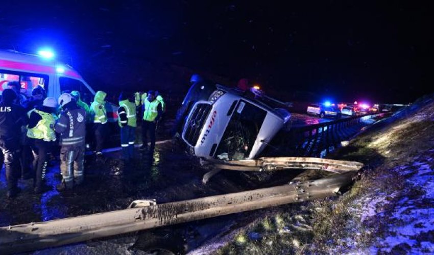 В Стамбуле более 10 человек пострадали при опрокидывании микроавтобуса